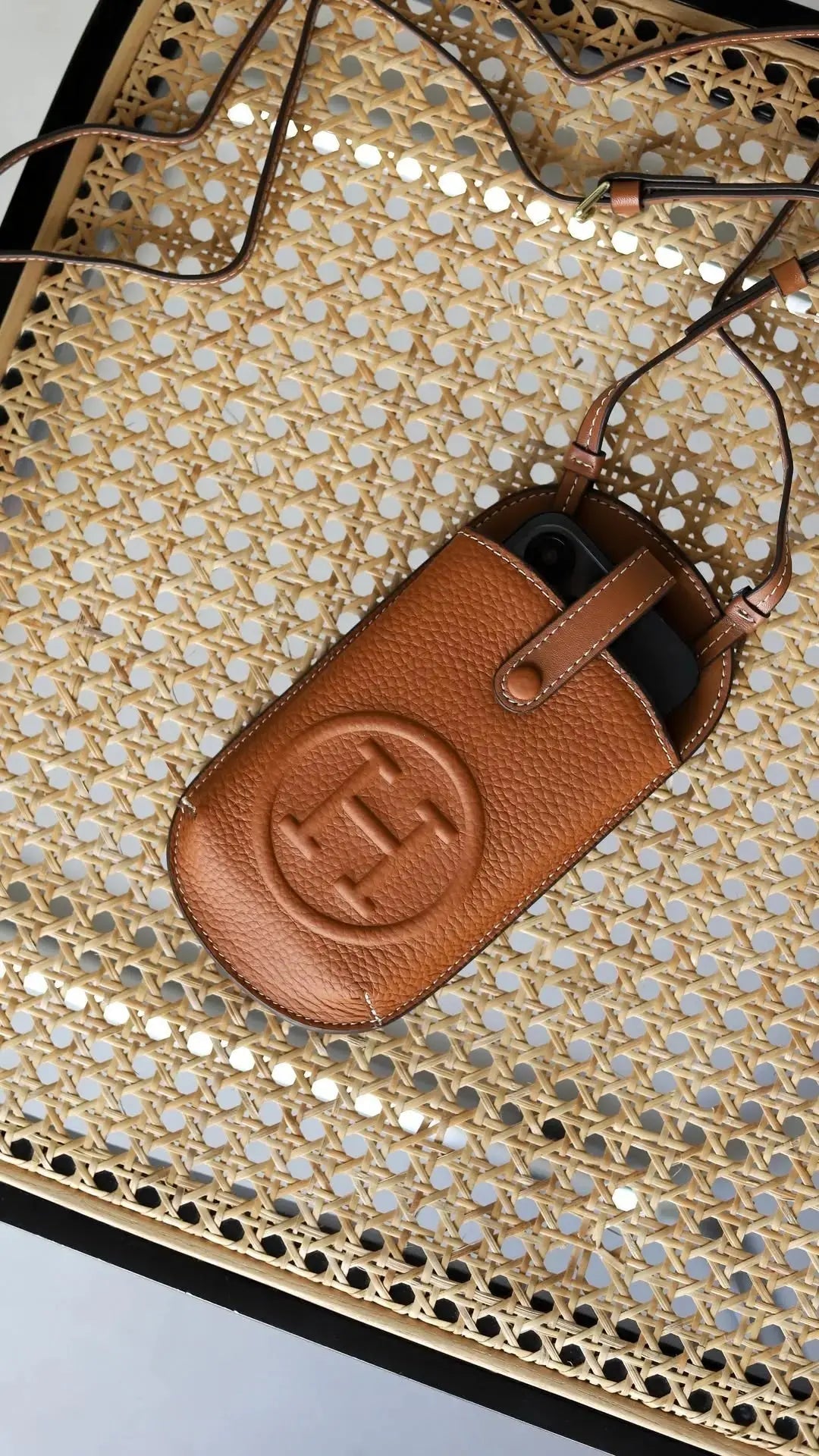 Le Pouch Brun Hermès iPhone 17 Pro Max Case Crossbody Strap Bag