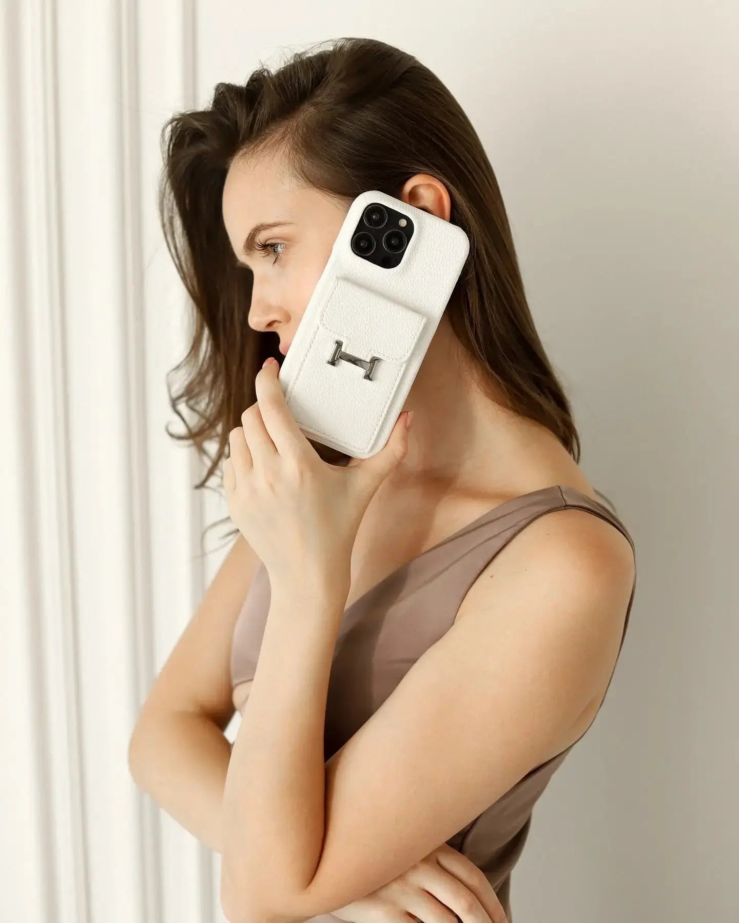 Le Blanc Hermès iPhone 17 Pro Max Case with Cardholder